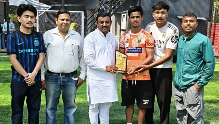 पूर्व मेयर गौरव गोयल ने किया फुटबॉल खिलाड़ियों का सम्मान, बोले- खेलों के जरिए युवा बना सकते हैं बेहतर भविष्य….